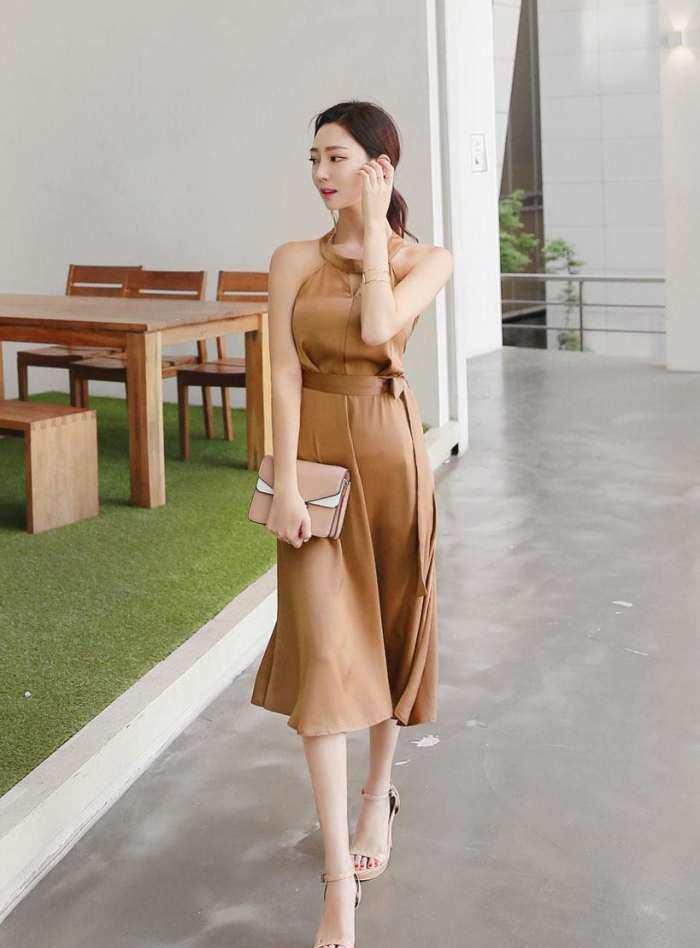 连衣裙也能把好身材完美的秀出来,浅色系还很美!