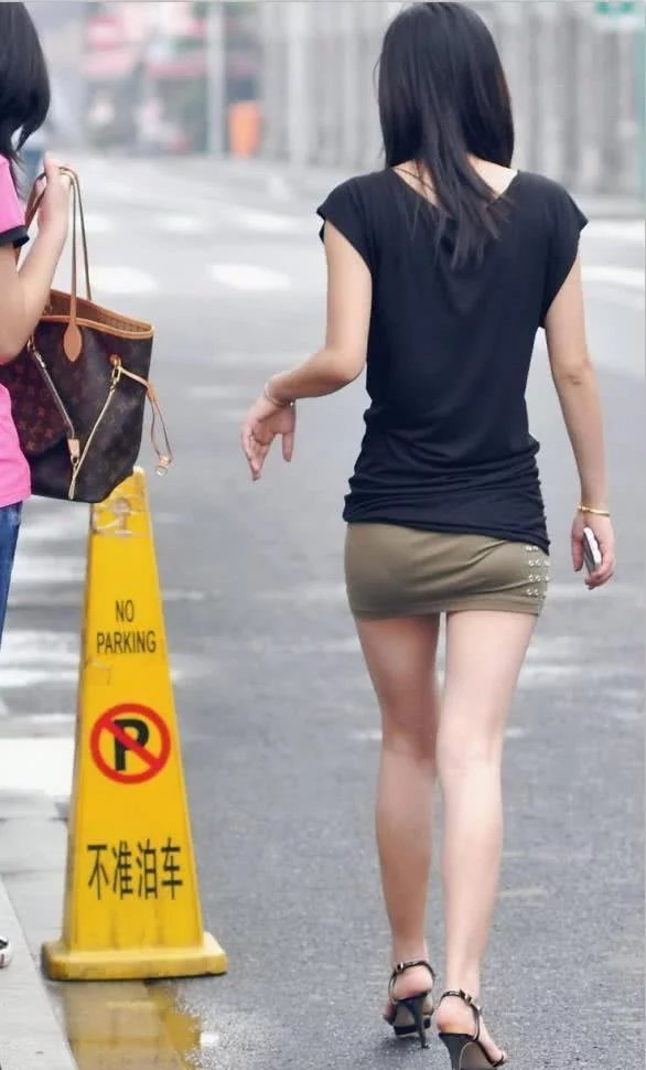 时尚性感小姐姐，黑丝袜加制服衬托出完美身材，浑圆的翘臀夺无数