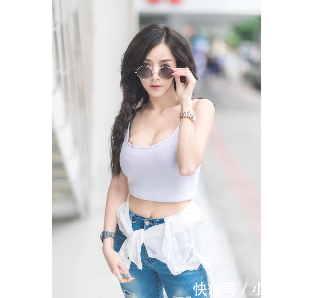 知性小姐姐紧身背心勾勒曼妙身姿，饱满丰腴臀线很有成熟韵味