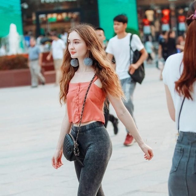 重庆街拍重庆真是个美女聚集地，街头偶遇外国美女