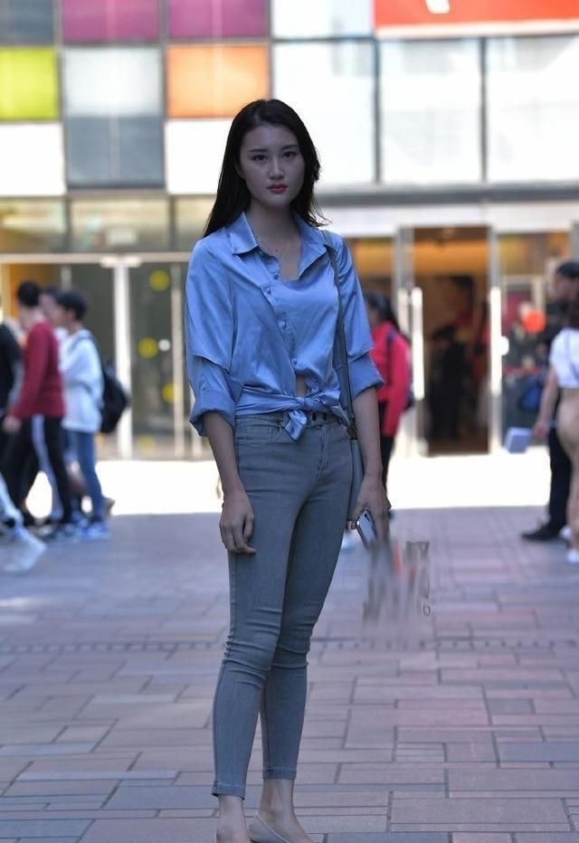  「没错」街头偶遇一美女，由内而外散发都市女郎气息，是最佳女友型没错