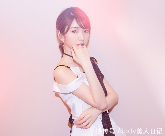 毛晓彤最新时尚造型秀，穿吊带裤的她才是颜值巅峰，贼好看