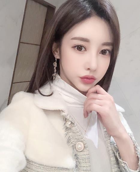  【乖巧】孙允珠，冬雪凌寒乖巧毛绒灰格子衣裙