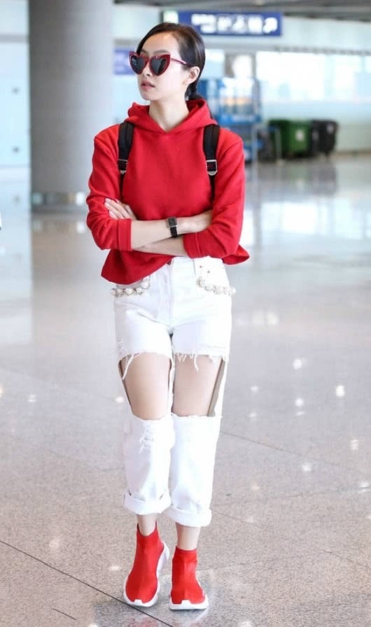 这牛仔裤是被炸过了吧?破成这样也能穿,和穿短裤有什么区别!