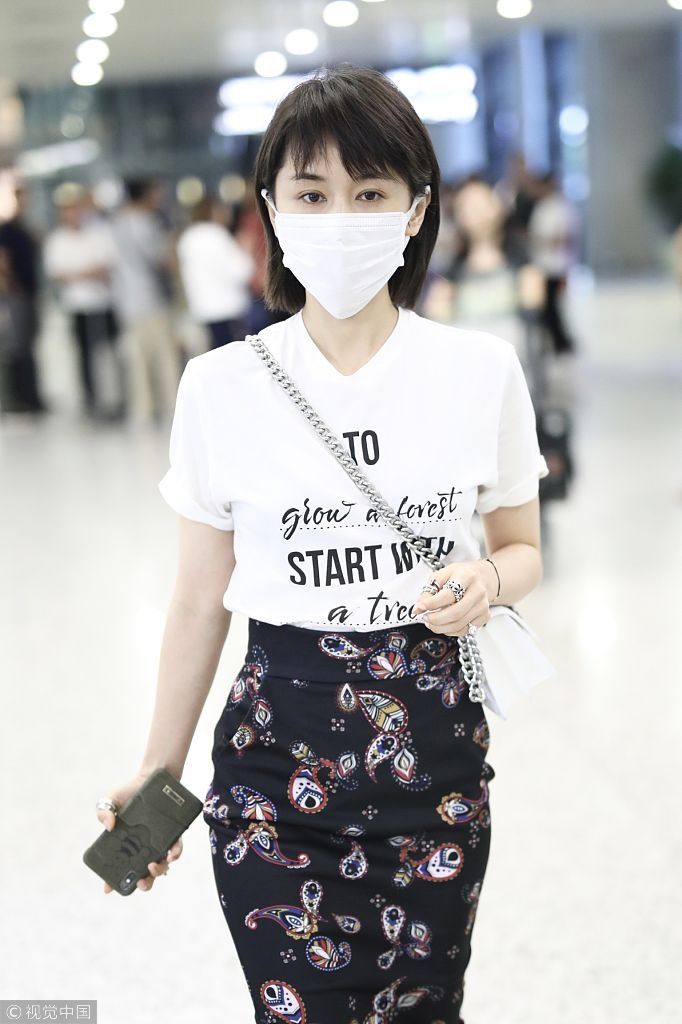 王子文白T配包臀裙身材娇小玲珑 口罩遮面撩发充满女人味