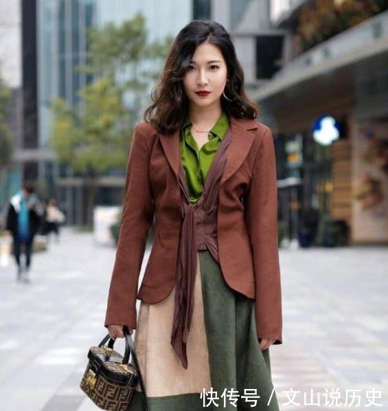 面带微笑:街拍面带微笑的美女,一条白色的连衣裙,时尚靓丽气息