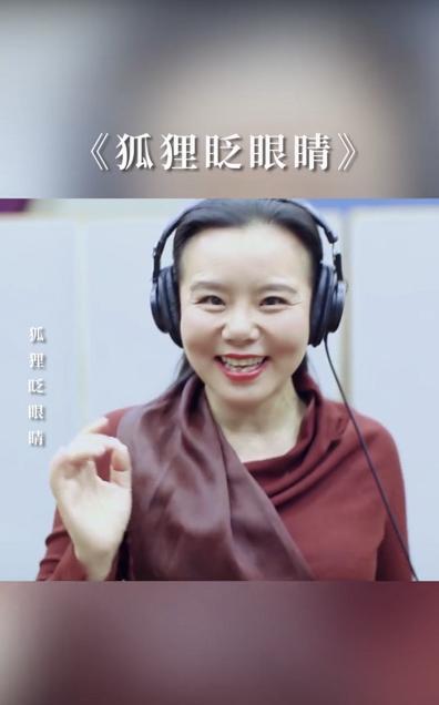  #暗红色#再被龚琳娜新歌洗脑，穿“无痕裙”真能扭，勒这么紧仍没一丝赘肉