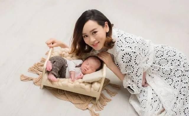  [儿子]杨思琦带儿子拍写真，合照未见爸爸出镜，香港网友：孩子太可怜了