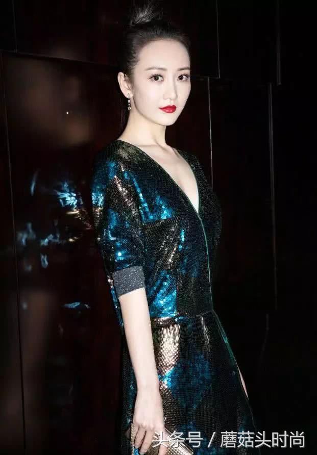 王鸥穿蓝色鳞片蕾丝裙，感觉像白皙美人鱼，极致女人味!