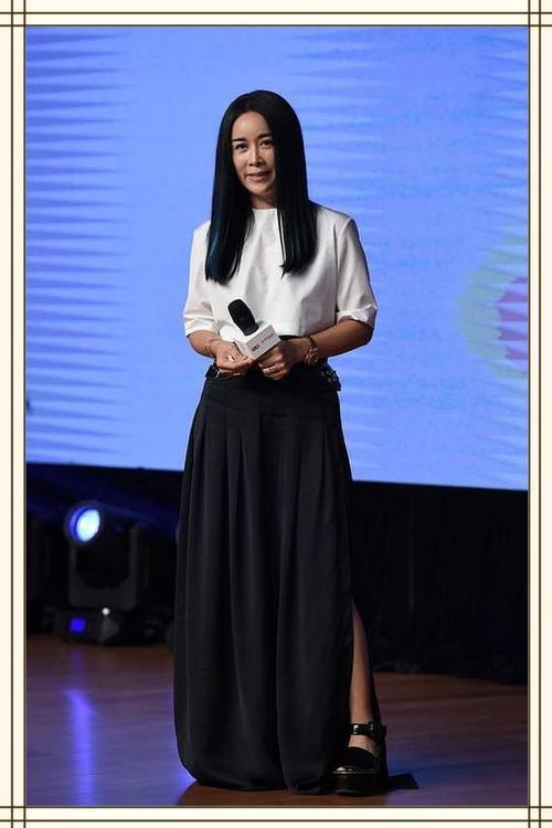 50岁那英真会玩！用热裤搭配冬季皮靴，网友：反季节才能穿出时髦