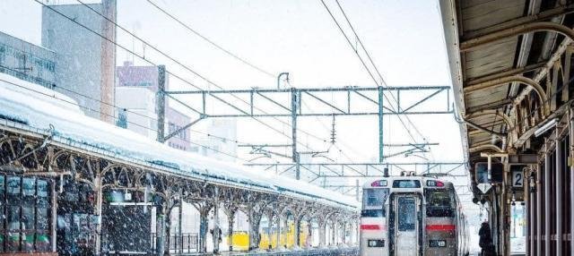  #挥手#世界上最“孤独”的火车站，一年只有12名乘客，火车挥手