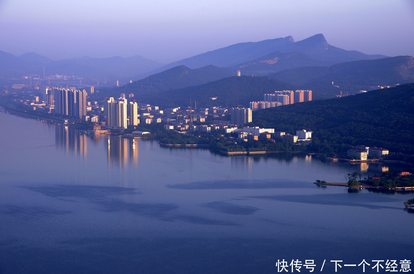 中国唯一一个以企业命名的城市，坐拥8亿铁矿，因特殊原因修在山