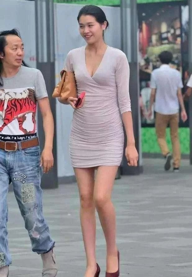 街拍: 偶遇30岁成熟美女 跟矮了一头的老公一起逛街啥感觉?