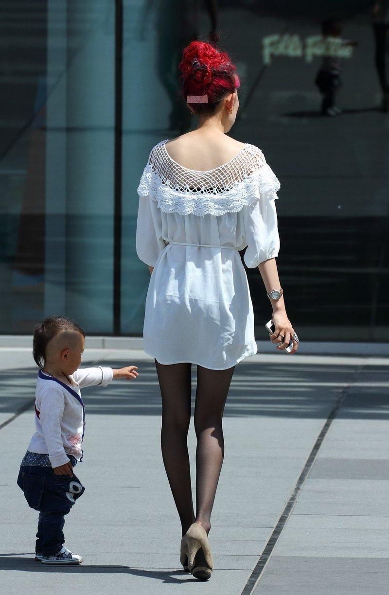 百货广场街拍美腿少妇,双腿纤细如竹竿!