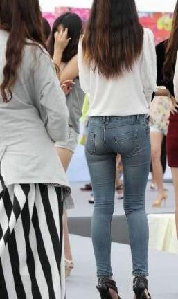 牛仔裤这样穿让你1分钟穿出自己的时尚，搭配出最潮流的味道！