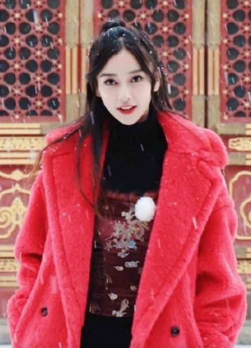  『红色』高颜值的Angela baby真任性，黑色外套内搭绿色卫衣，酷炫又帅气