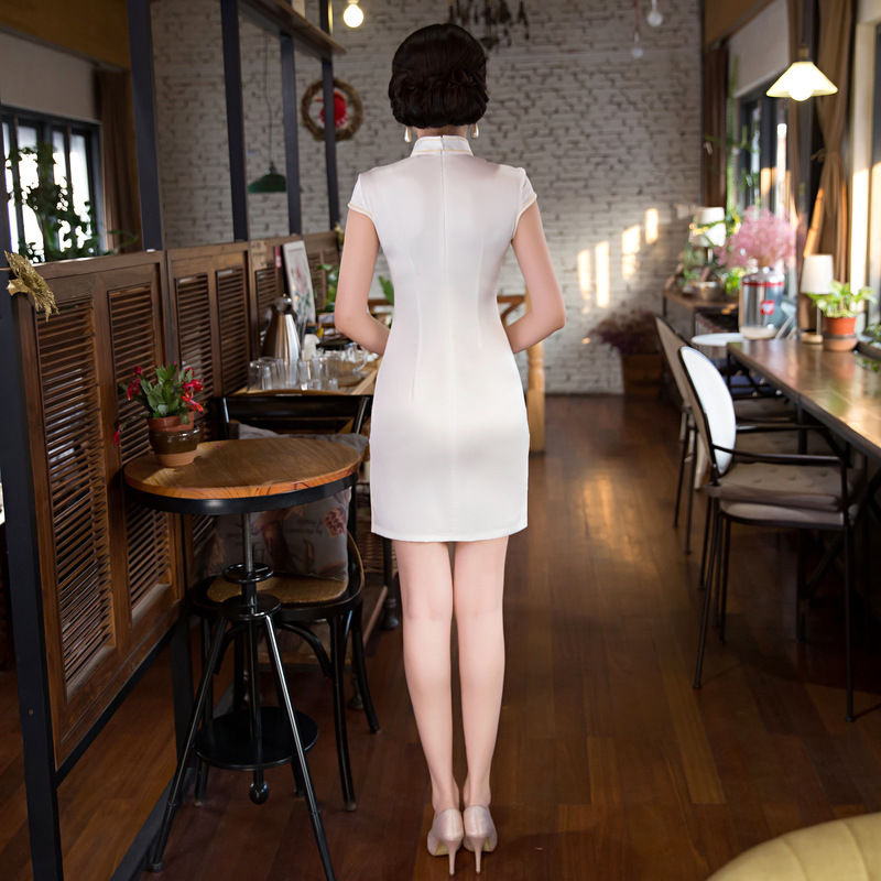 扁平臀的女人穿上“硅胶短裤”，穿旗袍前凸后翘，展现玲珑曲线