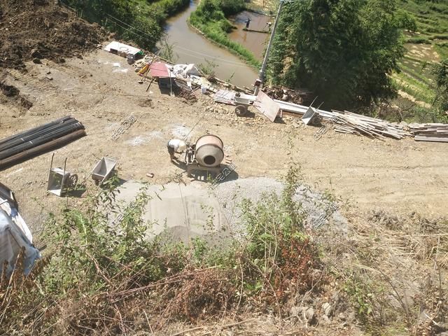  房盖■重庆刘先生回乡建洋楼，光挖机费就花了2万多，这房盖的有