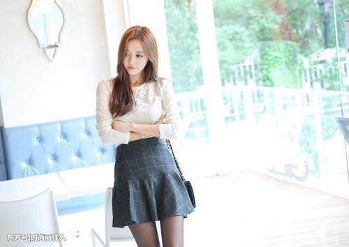 拼接连衣裙搭配性感黑丝袜，搭配什么都没有违和感，非常显瘦