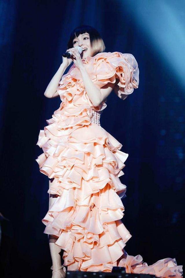 张韶涵终于开窍了!穿蓝色长裙美成这样,网友:一般人穿不出效果