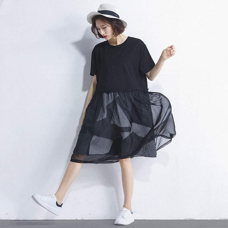 55岁的妈妈同学聚会，多年未见的老同学夸她还如此年轻，会打扮