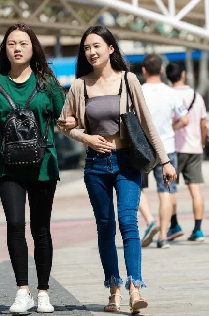 气质小姐姐紧身穿搭加您凹凸有致的身材，精致容颜微微一笑倾城倾