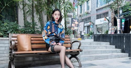 【 气质】走出大长腿的性感气质,尽显女性妩媚的那一面,彩色浮夸的上衣