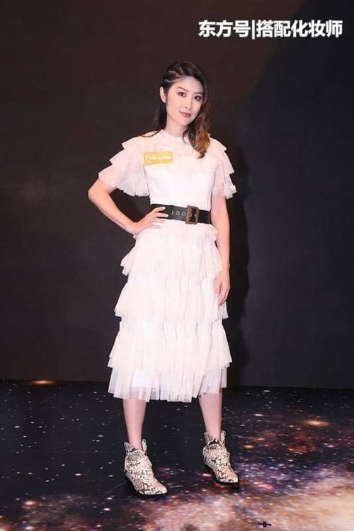 45岁的陈慧琳穿上了和张子枫一样的裙子，驾驭不了就不要勉强！