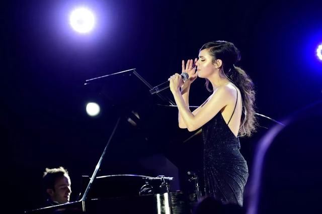 每周时报|LOEWE出书，Supreme卖报纸，本周时尚圈也太文艺了吧