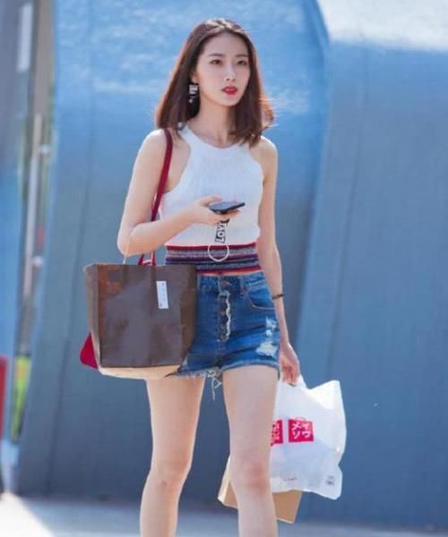 「气质」街拍:瑰姿艳逸的美女,一件黑色上衣配短裙,时尚女性魅力气质