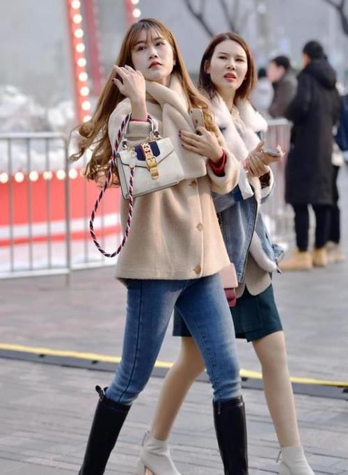  『美女』潮范儿女神来了，街拍：身材苗条的美女，一件白色衬衫配黑色短裤，时尚气质好身材