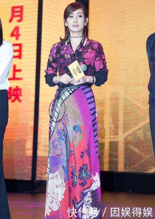  「成熟女性」秦海璐越老越敢穿，穿深v长裙大秀“括号臀”，身材比例真完美