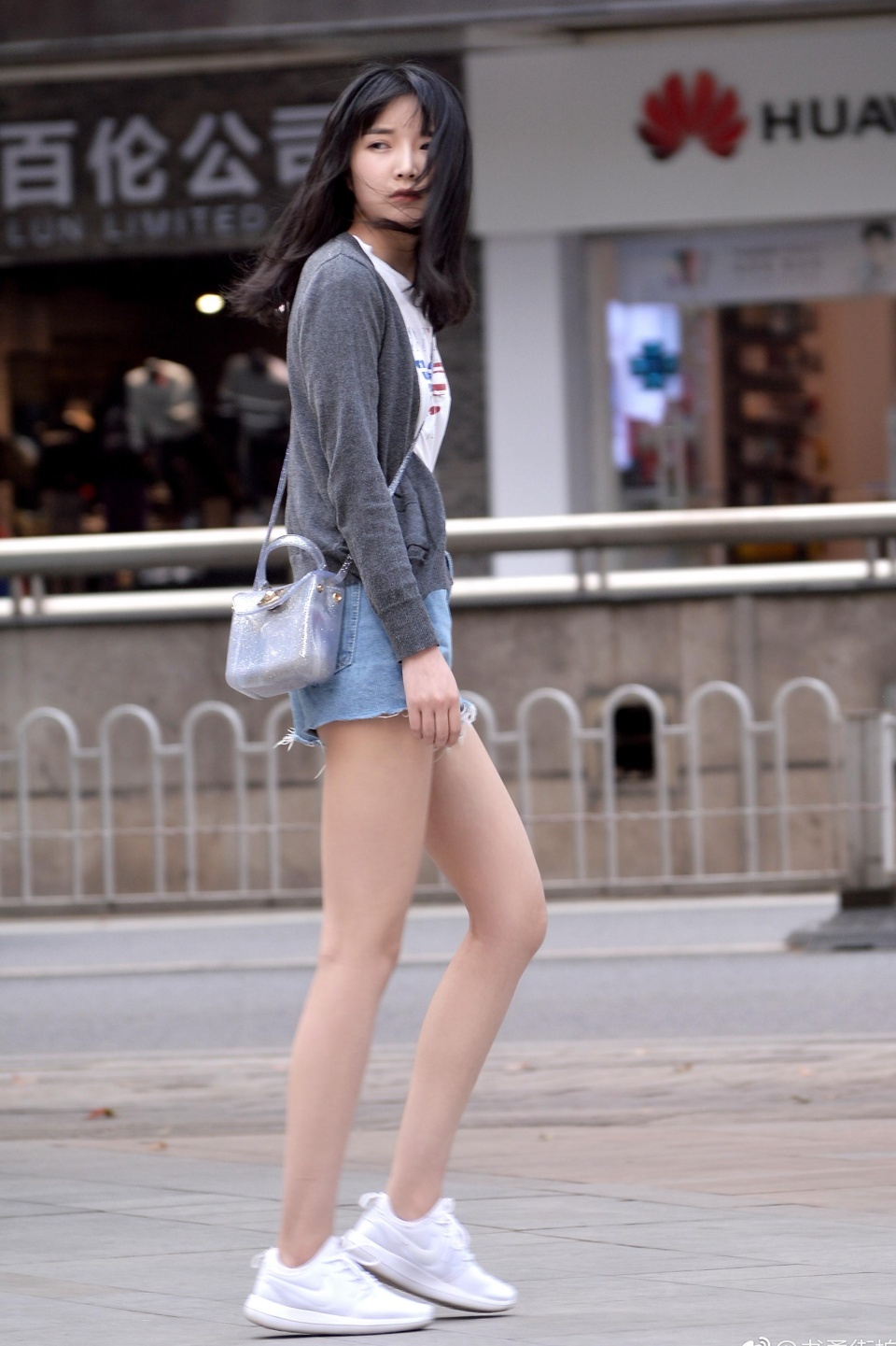 蓝色牛仔热裤搭配灰色休闲外套，前生的五百次回眸，才换来今生的