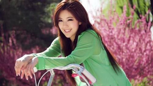  『套造型』《青春期》的赵奕欢已长大，穿高开叉黑色长裙，网友：美到不敢看