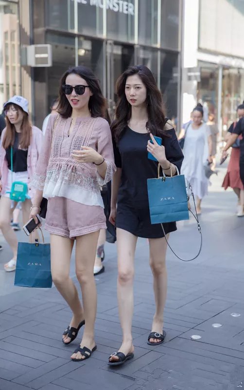 ? 路人街拍，小姐姐穿紧身衣配短裤上街，这颜值确实逆天！