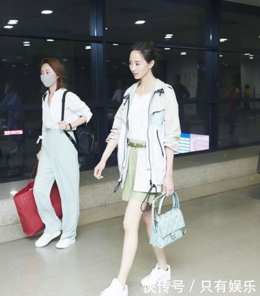 张钧甯穿绿裙现身机场，这纤瘦的大长腿啊，看了小心脏受不了！