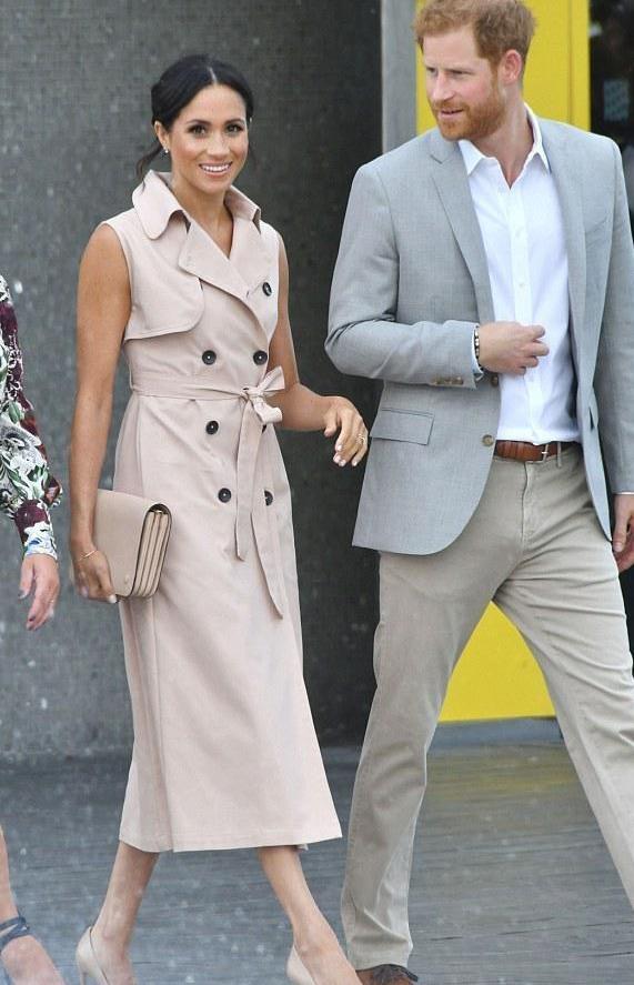 梅根一改往日奢华风, 穿起了低调平价的品牌, 学习凯特够聪明!