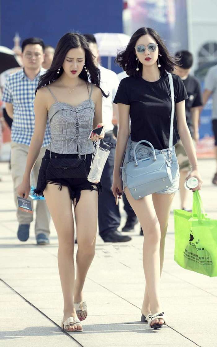 街拍: 紧身衫尽显完美身姿, 牛仔热裤展现高挑身材