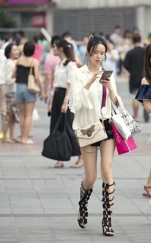 街拍：纤细精致的打底裤小姐姐显露匀称的小蛮腰，美丽又大方！