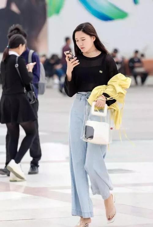 #身上穿着一#街拍:小姐姐个性的连衣裙,气质的深v领结合绑带的设计,美极了