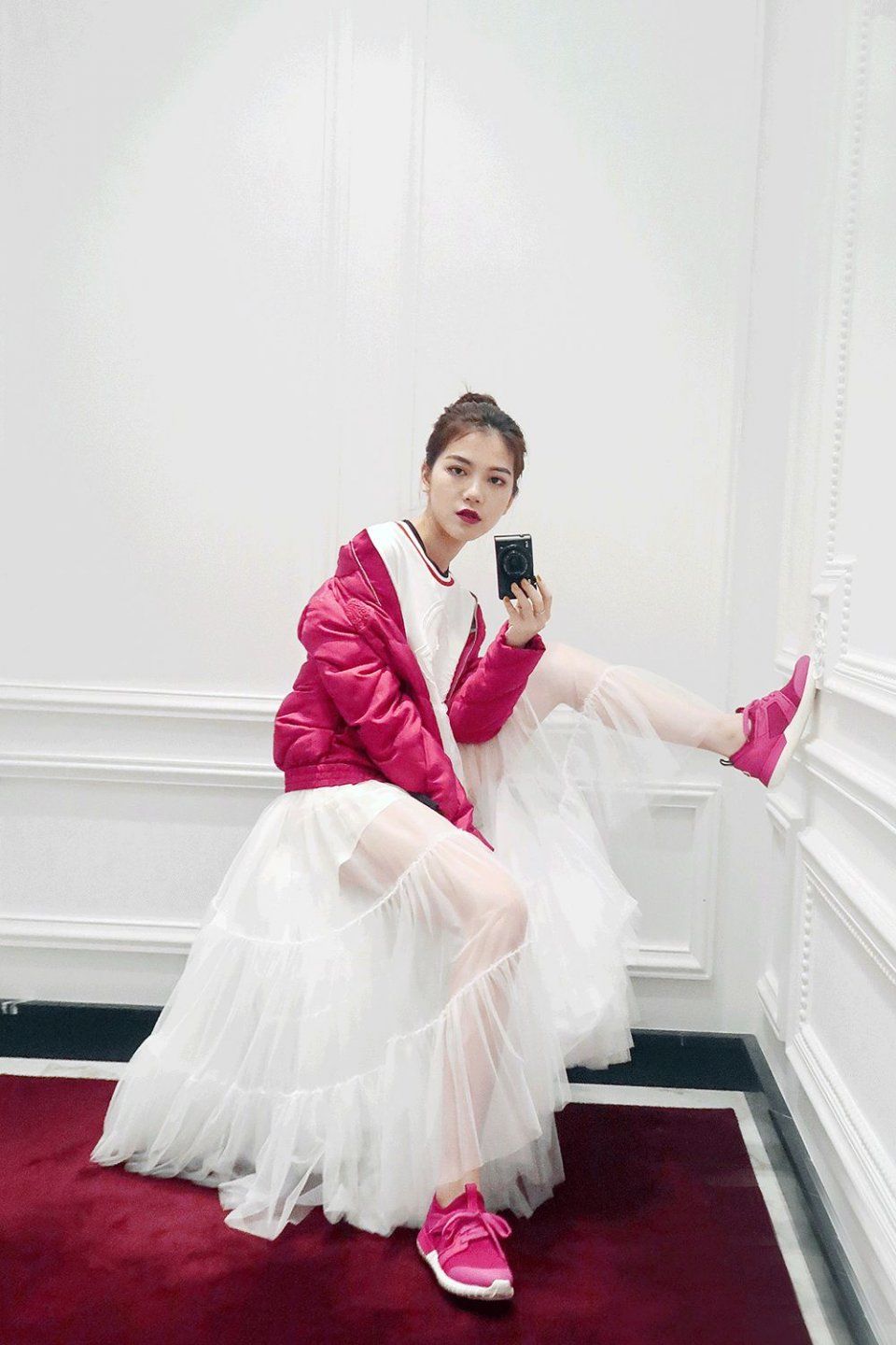 亲身示范丨原来真的可以在试衣间自拍出时尚芭莎封面!