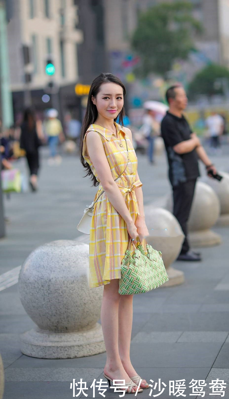  气质■夏季穿连衣裙的美女喜欢搭配高跟凉鞋，清爽凉快还凸显优雅气质