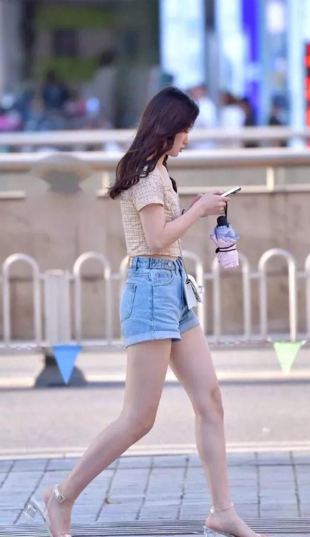 热裤:牛仔热裤刻画出女王的完善风采