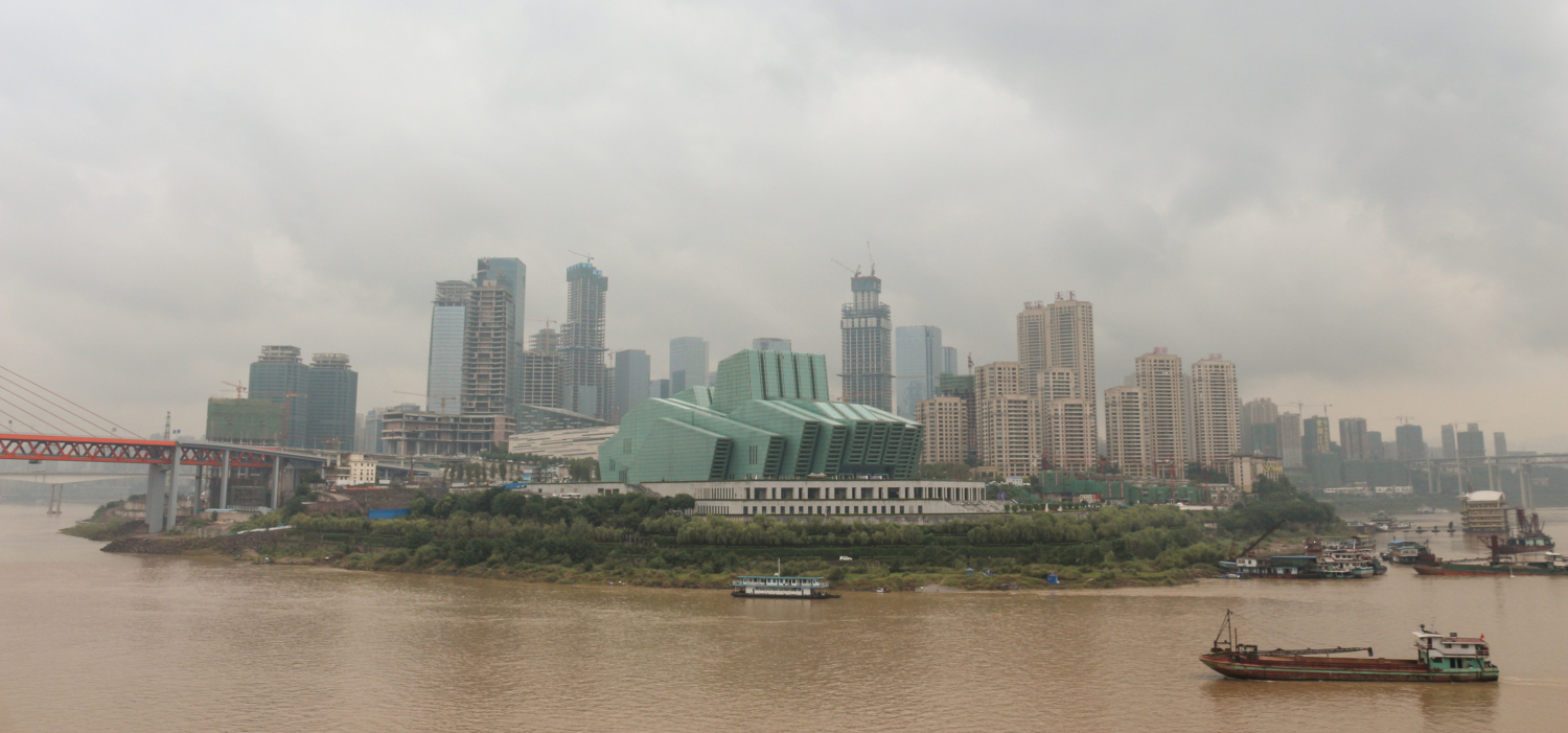 纵观整条长江线的众多城市，山城重庆或许是最特别的那个