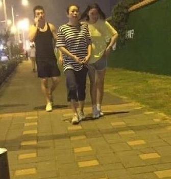 张馨予素颜回娘家,何捷陪她和岳母一起夜间散步,被赞帅气