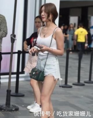 热裤:白T搭配热裤小姐姐,可爱俏皮,成为夏日街上靓丽的风景线!