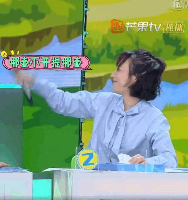 郝蕾真大胆! 穿的蕾丝连衣裙也太透明了 网友: 根本遮不住还不如