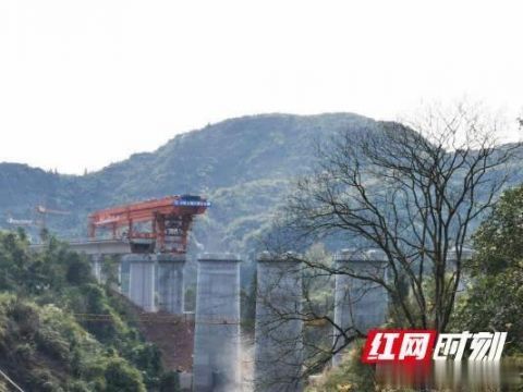  张吉怀■中铁上海局张吉怀项目部河溪管段架梁全部完成