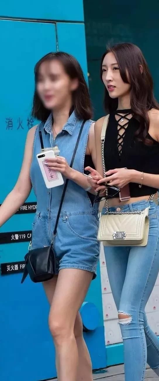 街拍：高挑紧身破洞牛仔裤骨感女郎