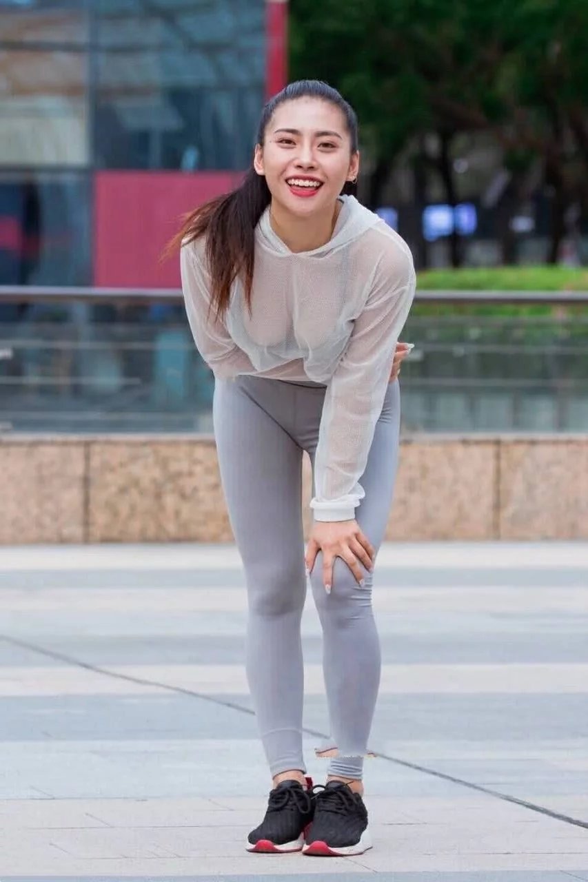 街拍小姐姐广场跳舞，干净利落的穿搭让她很阳光，俯身的那一刻很